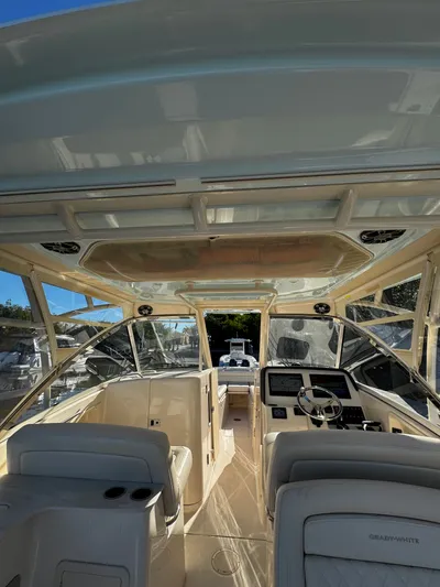 None Yacht Photos Pics 2022 Grady-White Freedom 325 boat interior with helm and seating area.