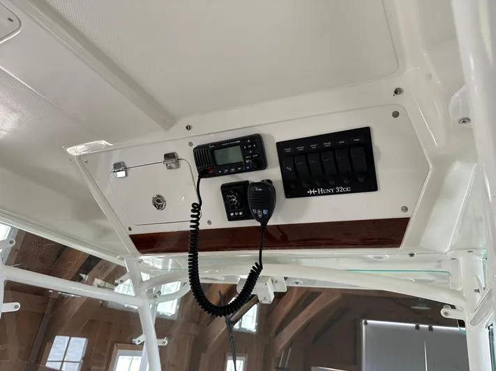 Heron Yacht Photos Pics 2017 Hunt Yachts 32 Center Console dashboard with radio and control panel.