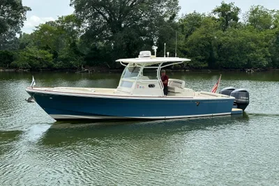 Hunt Yachts 32 Center Console