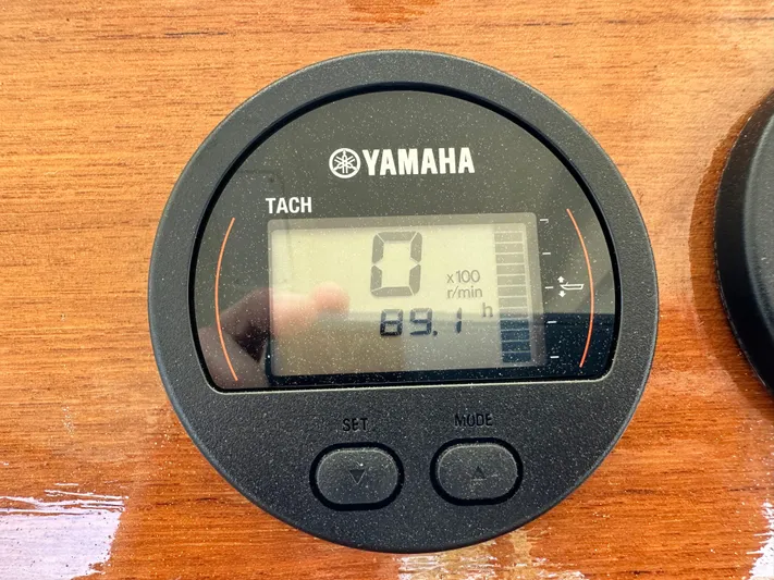 Heron Yacht Photos Pics Yamaha tachometer on 2017 Hunt Yachts 32 Center Console, displaying 89.1 hours.