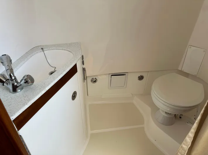 Heron Yacht Photos Pics 2017 Hunt Yachts 32 Center Console bathroom with sink and toilet.
