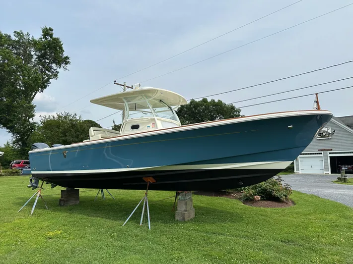 Heron Yacht Photos Pics 2017 Hunt Yachts 32 Center Console boat on display outdoors.