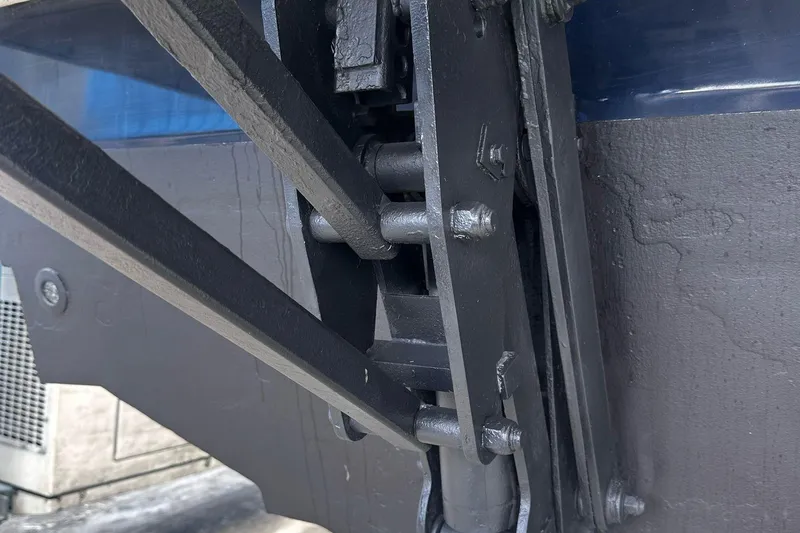 Beach House Yacht Photos Pics Close-up of 2010 Sea Ray 450 Sundancer boat hinge mechanism.