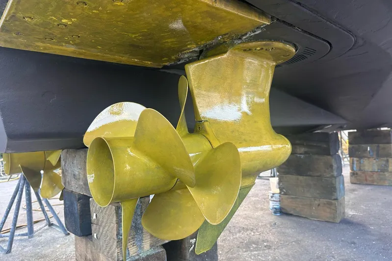 Beach House Yacht Photos Pics Close-up of 2010 Sea Ray 450 Sundancer propeller and hull on dry dock.