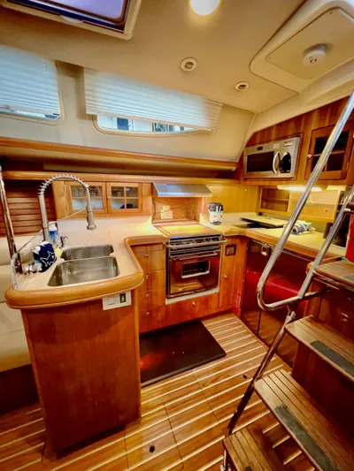 Rafel Yacht Photos Pics Interior of 2006 Hunter 45 Center Cockpit yacht.