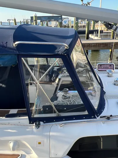 Rafel Yacht Photos Pics 2006 Hunter 45 Center Cockpit with blue cover at dock.