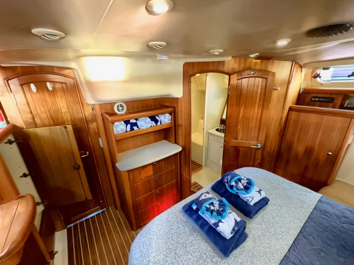 Rafel Yacht Photos Pics Interior of a 2006 Hunter 45 Center Cockpit yacht.