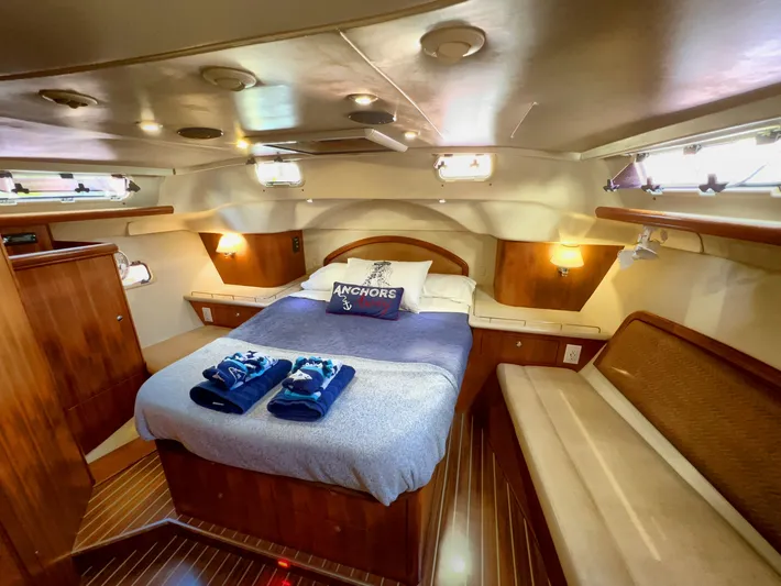 Rafel Yacht Photos Pics Interior of a 2006 Hunter 45 Center Cockpit yacht.