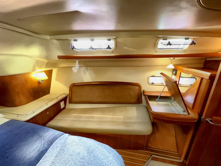 Rafel Yacht Photos Pics Interior of a 2006 Hunter 45 Center Cockpit yacht.