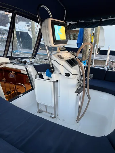 Rafel Yacht Photos Pics Interior of a 2006 Hunter 45 Center Cockpit yacht.