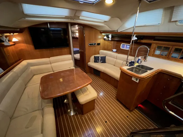 Rafel Yacht Photos Pics Interior of a 2006 Hunter 45 Center Cockpit yacht.