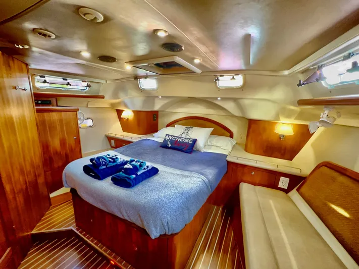 Rafel Yacht Photos Pics Luxurious cabin of the 2006 Hunter 45 Center Cockpit yacht.