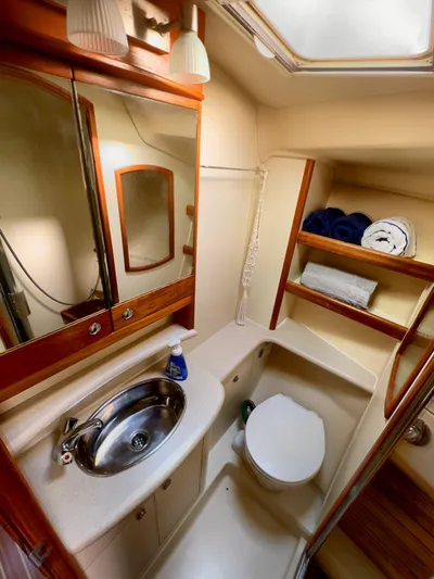 Rafel Yacht Photos Pics Bathroom in 2006 Hunter 45 Center Cockpit sailboat.