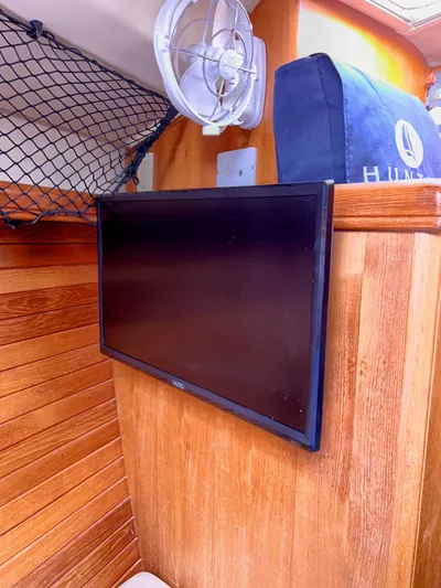 Rafel Yacht Photos Pics Interior of a 2006 Hunter 45 Center Cockpit yacht.