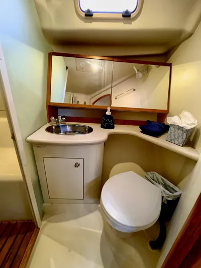 Rafel Yacht Photos Pics Bathroom in 2006 Hunter 45 Center Cockpit sailboat.