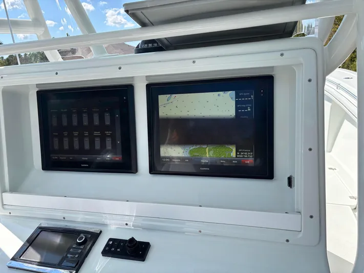  Yacht Photos Pics Yellowfin Boats, Contender Boats, SeaVee Boats, Regulator Boats, SeaHunter Boats, Invincible Boats, Pair Marine, Southport, REV Yacht Sales