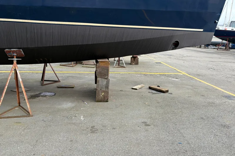 Lino Yacht Photos Pics 2019 Chatam Extreme 42 yacht on stands in a boatyard.