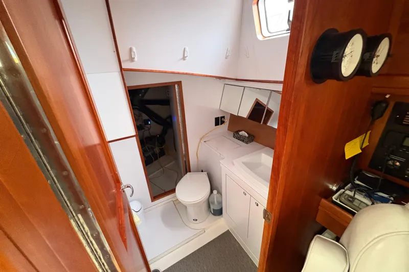 Lino Yacht Photos Pics 2019 Chatam Extreme 42 yacht bathroom with wooden accents and modern fixtures.