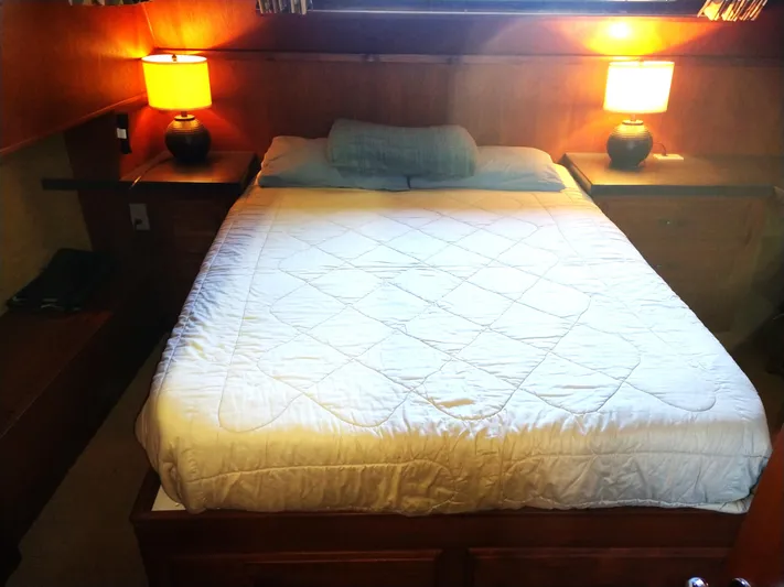 Elizabeth Rose Yacht Photos Pics Cozy bedroom in 1981 Tollycraft 43 Motoryacht with double bed and warm lighting.