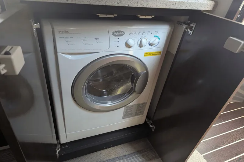 Just One More V Yacht Photos Pics 