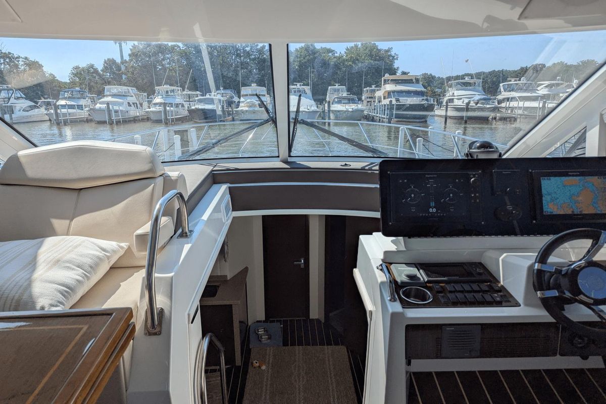 2013 Cruisers Yachts 48 