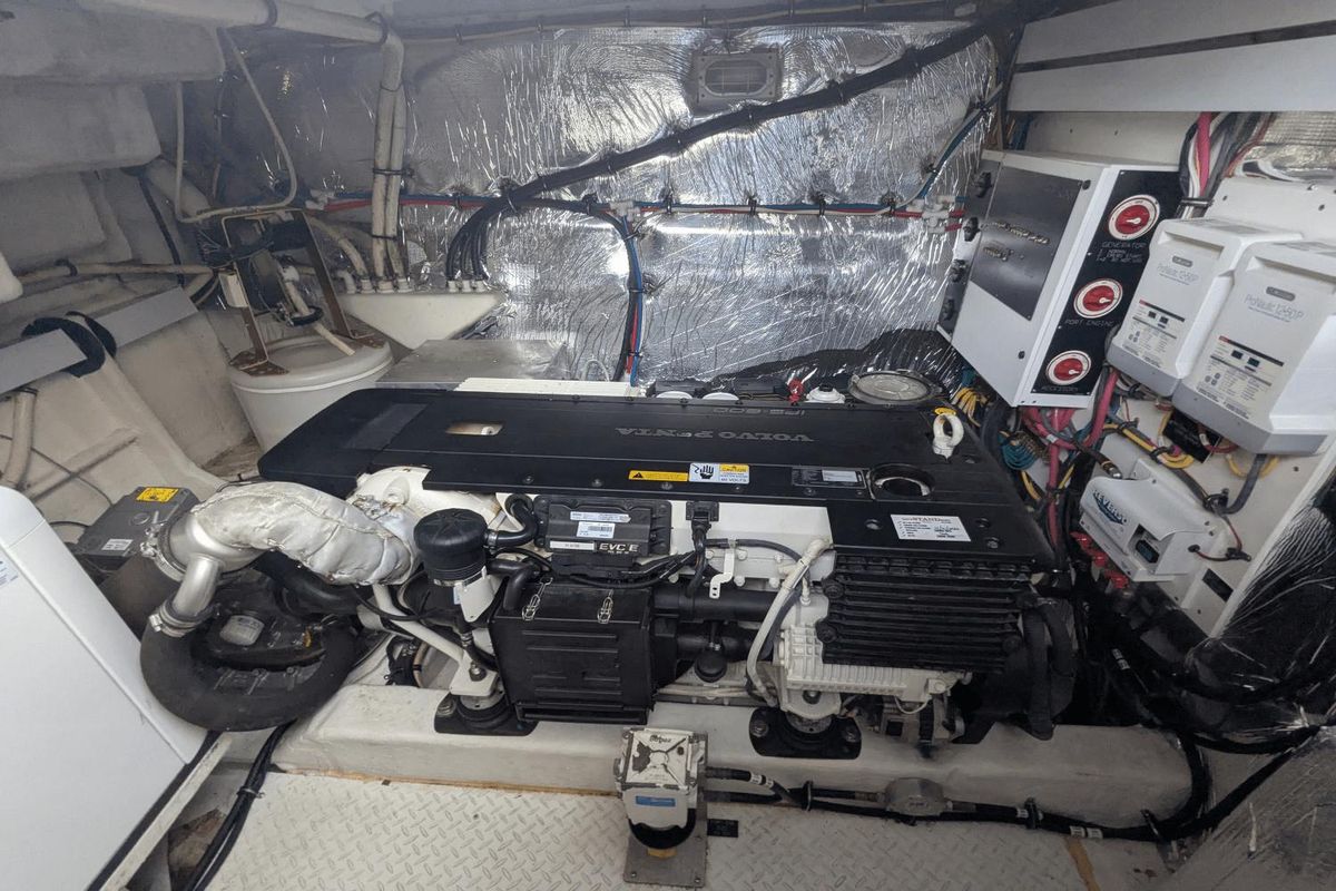 2013 Cruisers Yachts 48 