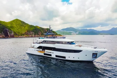 2019 Custom Line Navetta 33