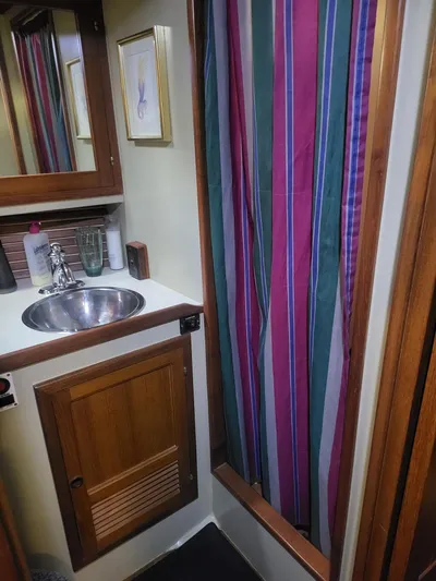 Nancy Lee Yacht Photos Pics Guest Head w/Shower