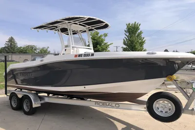 Robalo R200