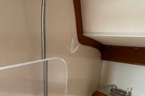 Agandau Yacht Photos Pics Interior of 2003 Caliber 40LRC yacht with shower and faucet.