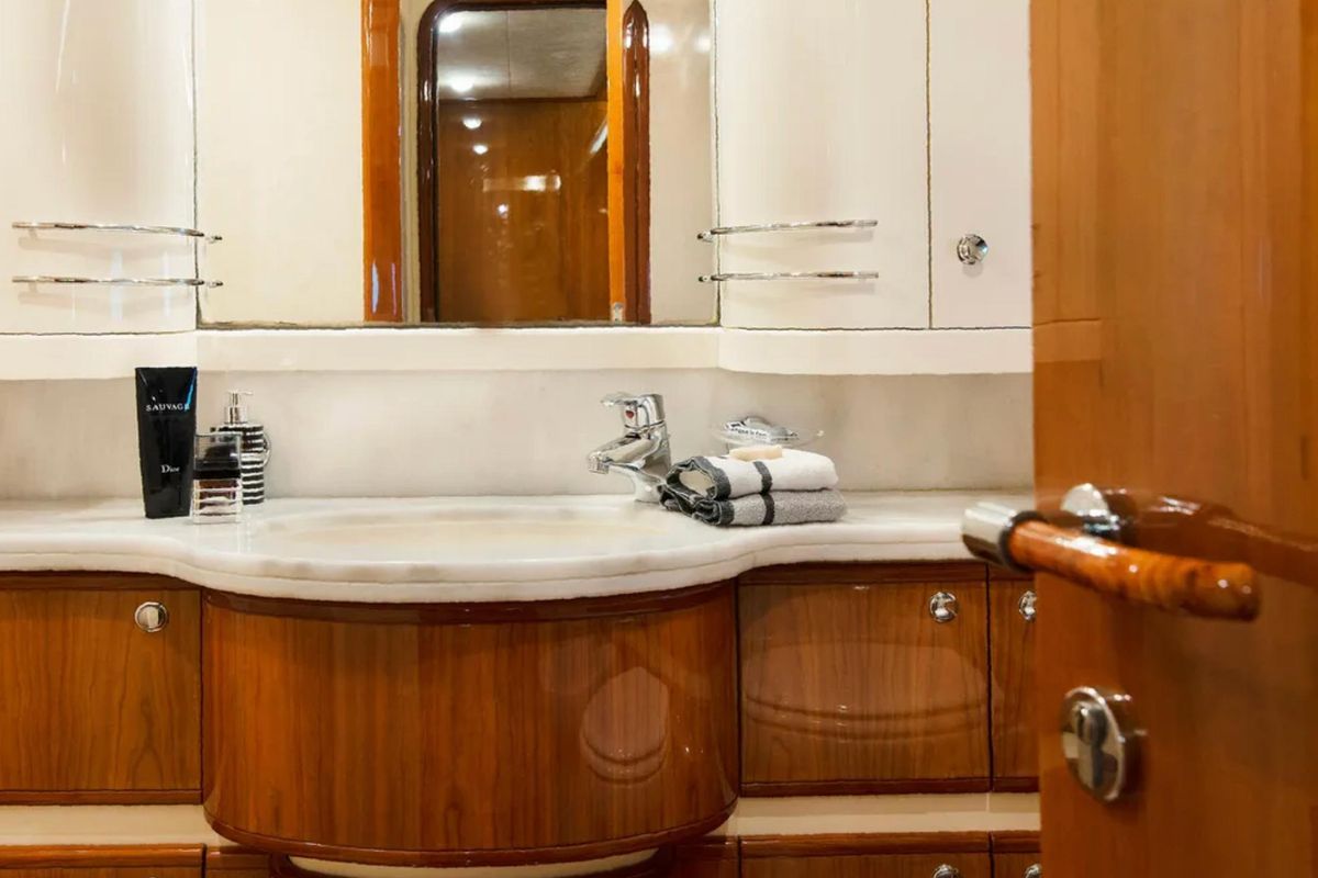 2003 Ferretti Yachts 76 