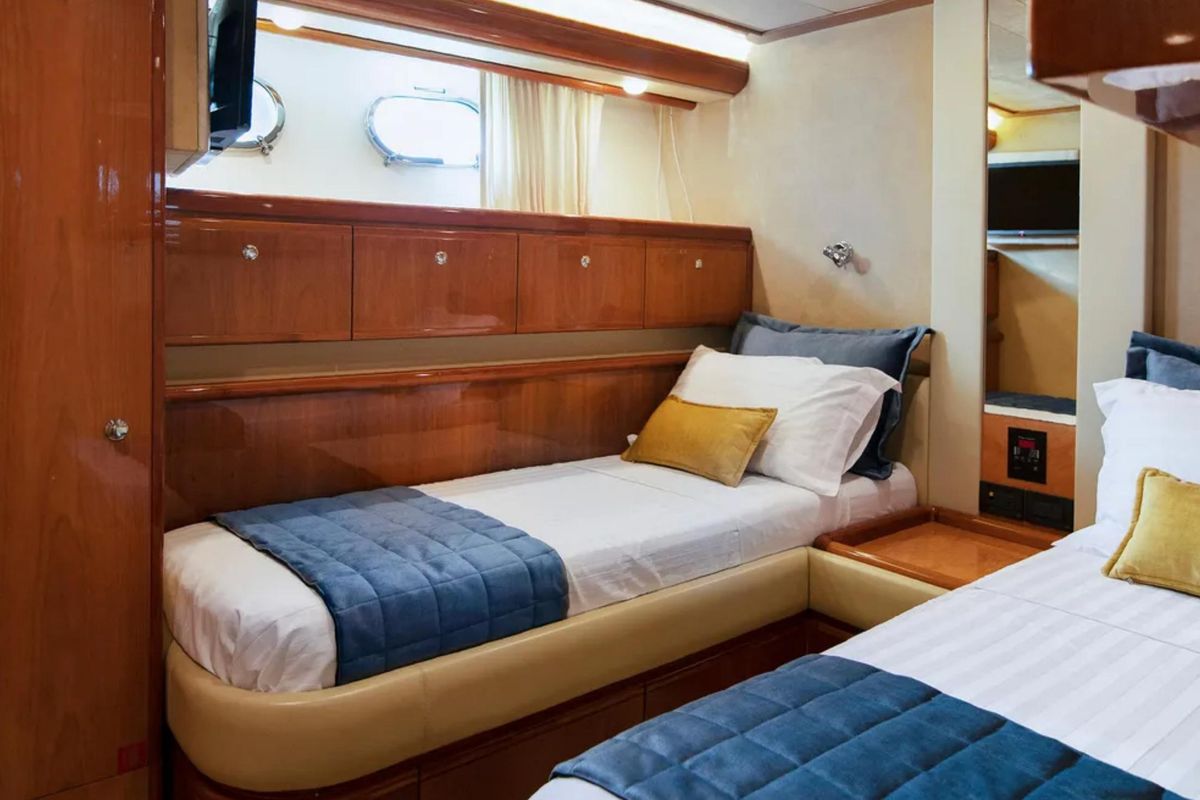 2003 Ferretti Yachts 76 