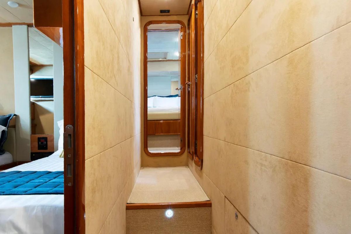 2003 Ferretti Yachts 76 