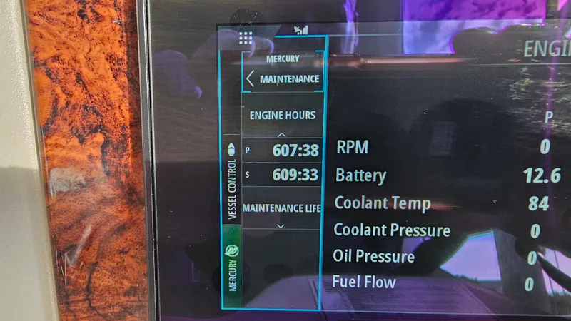 Sea Jazz Yacht Photos Pics Display screen of a 2007 Sea Ray 340 Sundancer showing engine hours and maintenance data.