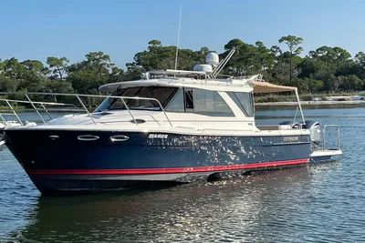 Cutwater C-32 Sedan