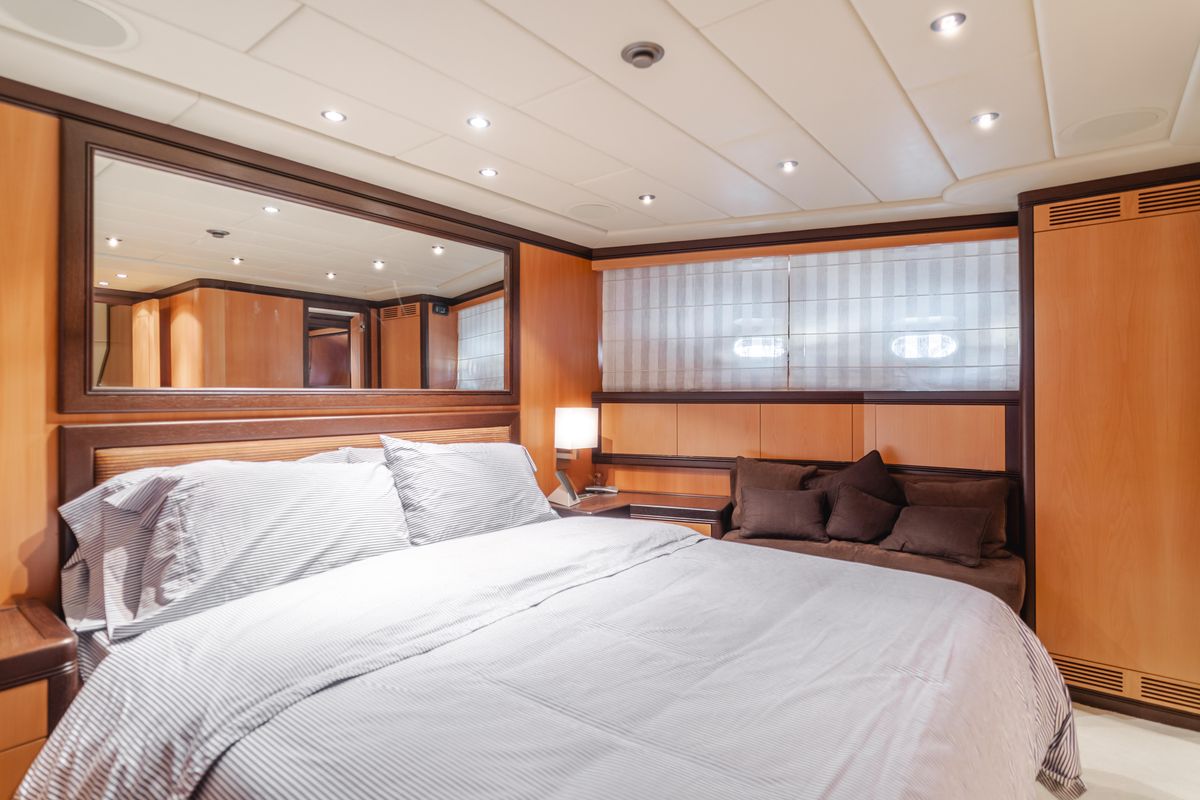2004 Mangusta 105 