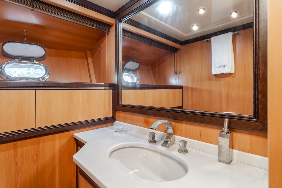 2004 Mangusta 105 