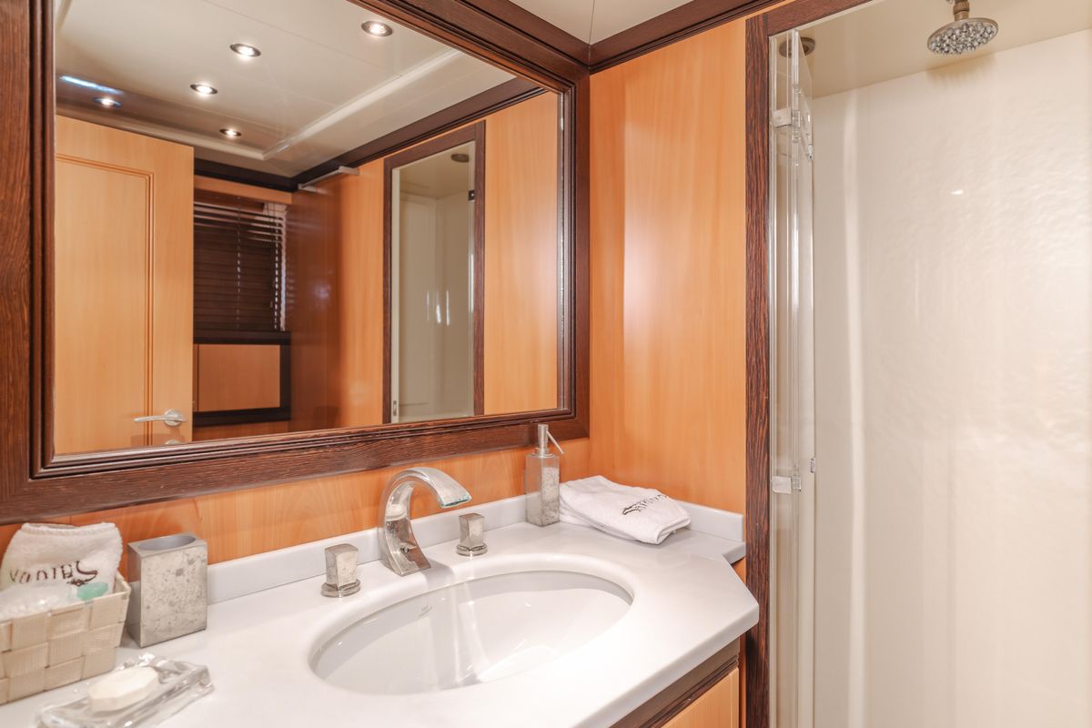 2004 Mangusta 105 
