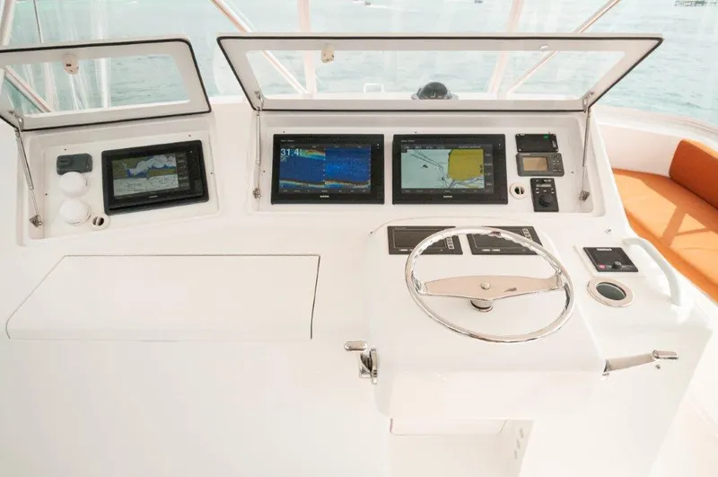  Yacht Photos Pics 2006 45 Viking Convertible Helm (1)