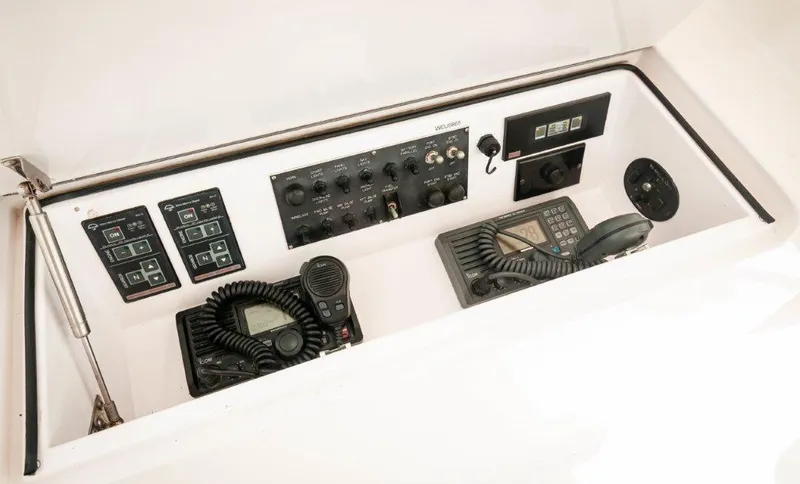  Yacht Photos Pics 2006 45 Viking Convertible Helm (5)