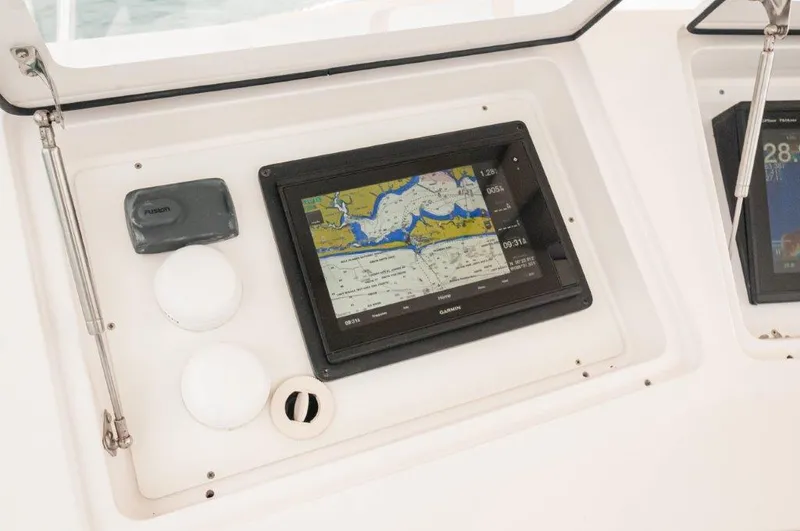  Yacht Photos Pics 2006 45 Viking Convertible Helm (6)