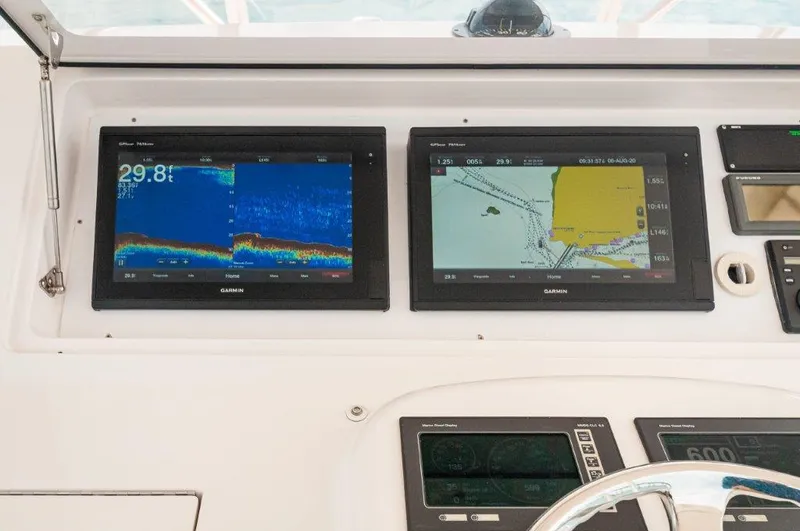  Yacht Photos Pics 2006 45 Viking Convertible Helm (7)