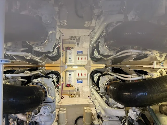  Yacht Photos Pics 2006 45 Viking Convertible Engine Room