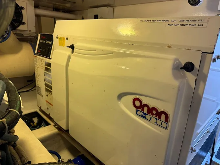  Yacht Photos Pics 2006 45 Viking Convertible Engine Room