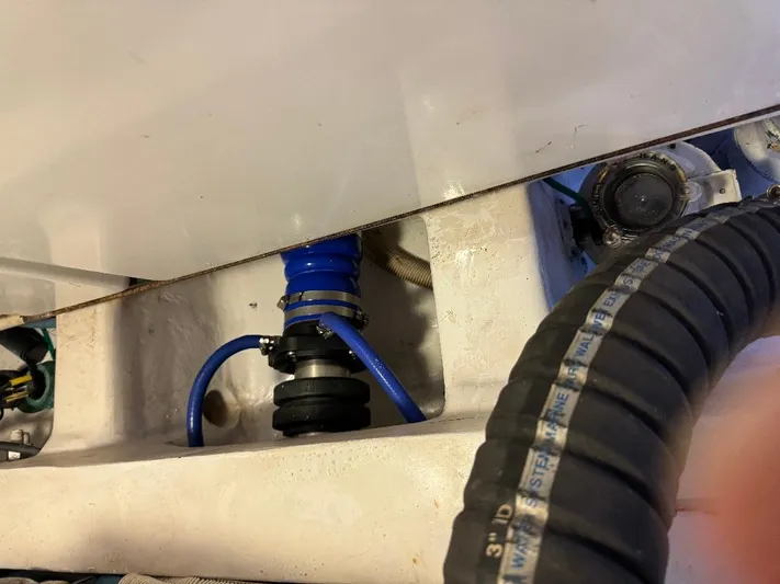  Yacht Photos Pics 2006 45 Viking Convertible Engine Room