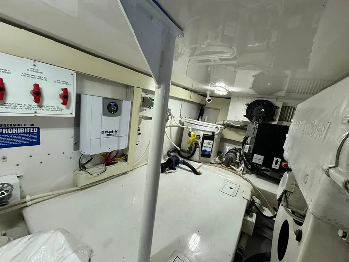  Yacht Photos Pics 2006 45 Viking Convertible Engine Room