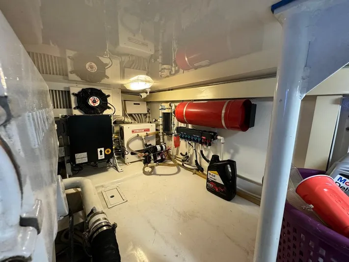  Yacht Photos Pics 2006 45 Viking Convertible Engine Room