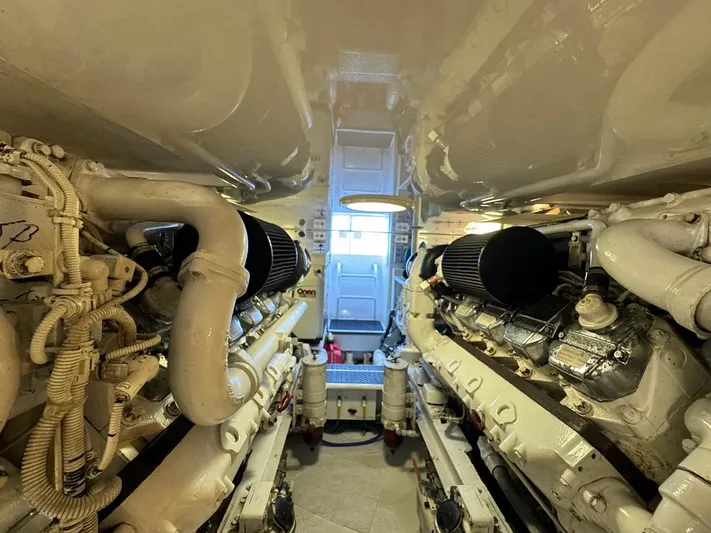  Yacht Photos Pics 2006 45 Viking Convertible Engine Room