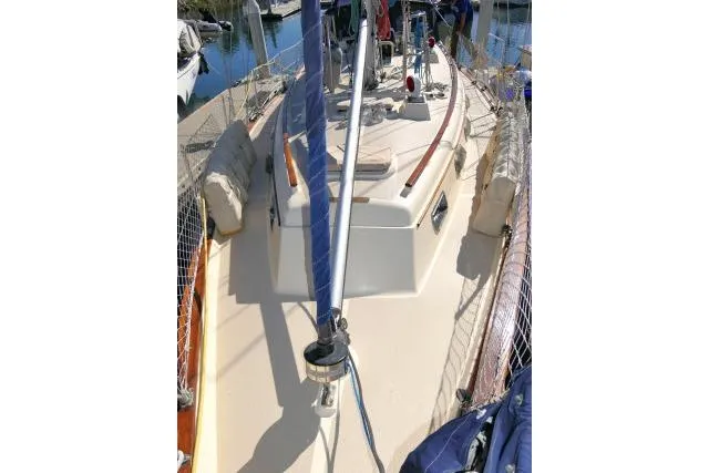 Wild Blue Yacht Photos Pics 1999 Island Packet 45 sailboat deck with rigging and netting, docked in a marina.