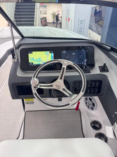  Yacht Photos Pics 2025 REGAL LX4 - Image 7